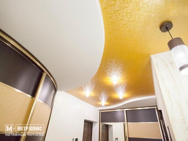 золото с белым двухуровневый потолок