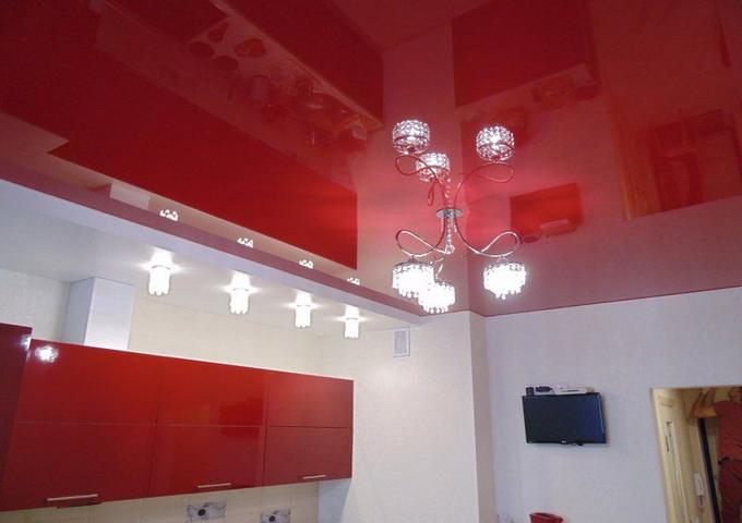 Изображение Бордовый потолок на кухне